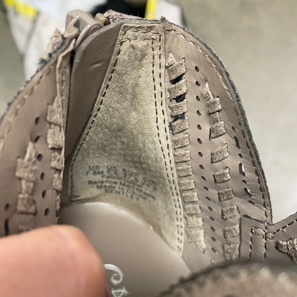 7.5 women’s Carlos Santana slip on ankle booties - Picture 7 of 7